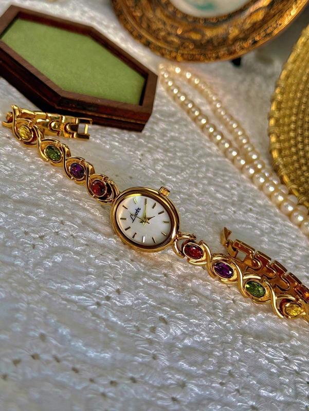 1pc New High-End Luxury Women's Watch Embedded With Colorful Tourmalines, Diamonds And An Oval Shaped Mother Of Pearl Dial. It Can Be Worn On A Daily Basis, Or For Occasions Such As Parties, Holidays And Outings To Decorate The Wrist